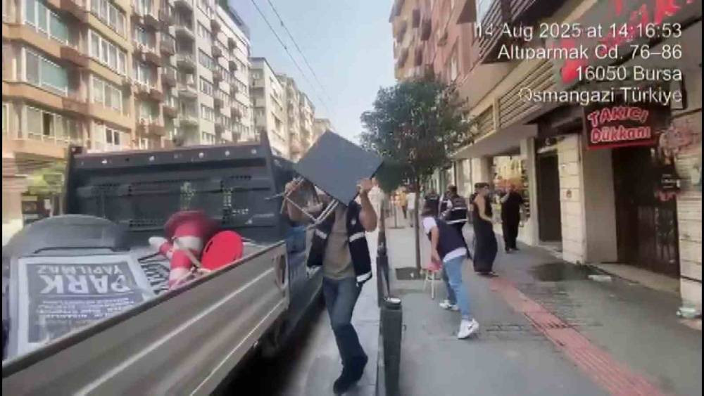 Bursa’da zabıta dakikalar içinde kaldırım ve sokakları temizledi