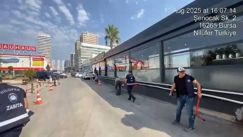 Bursa’da zabıta dakikalar içinde kaldırım ve sokakları temizledi