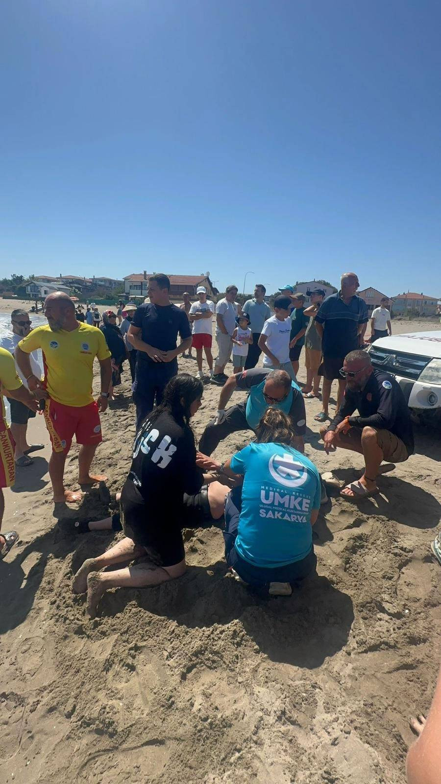 Dalgalar botu devirdi! Denizde can pazarı