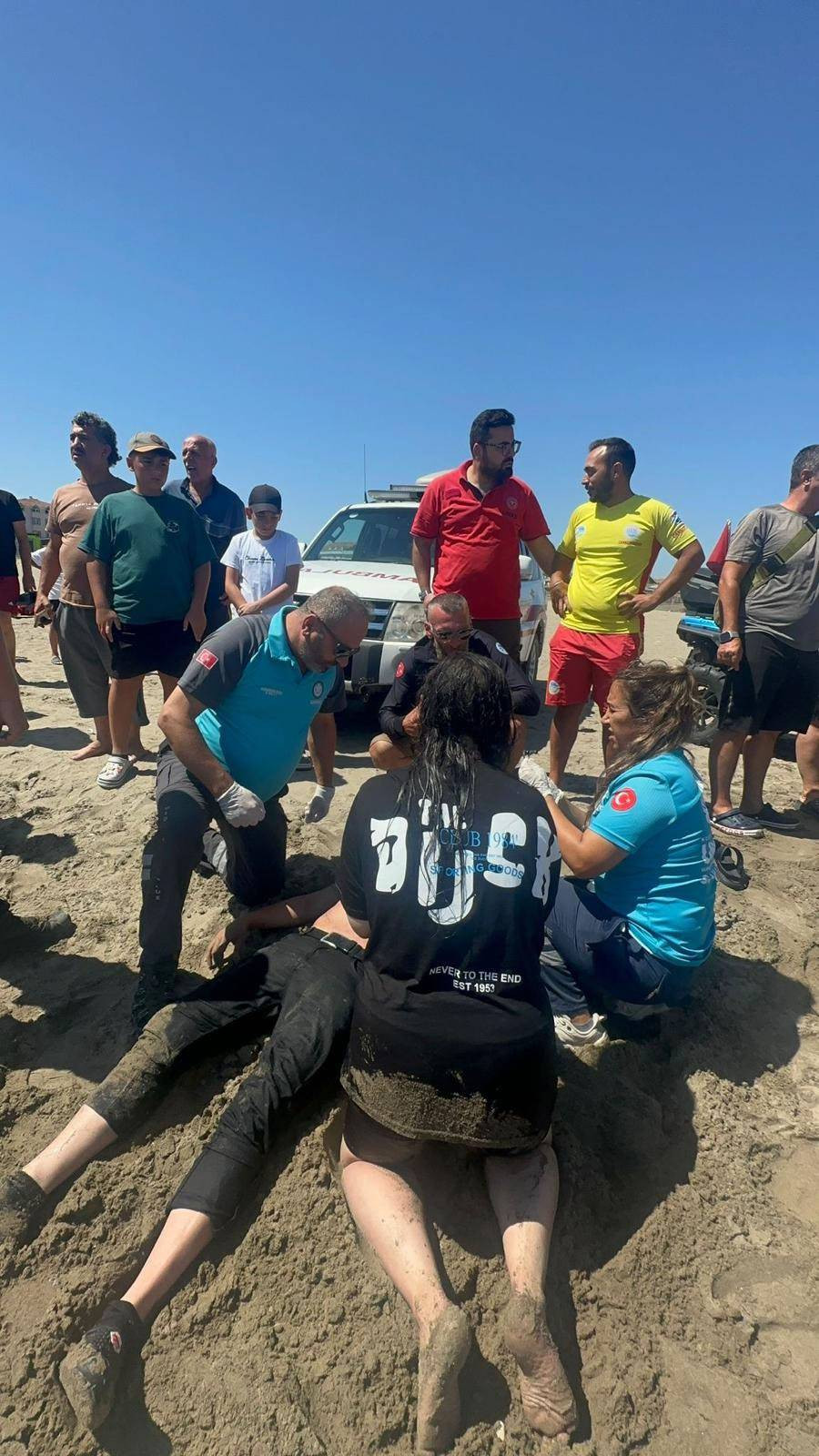 Dalgalar botu devirdi! Denizde can pazarı