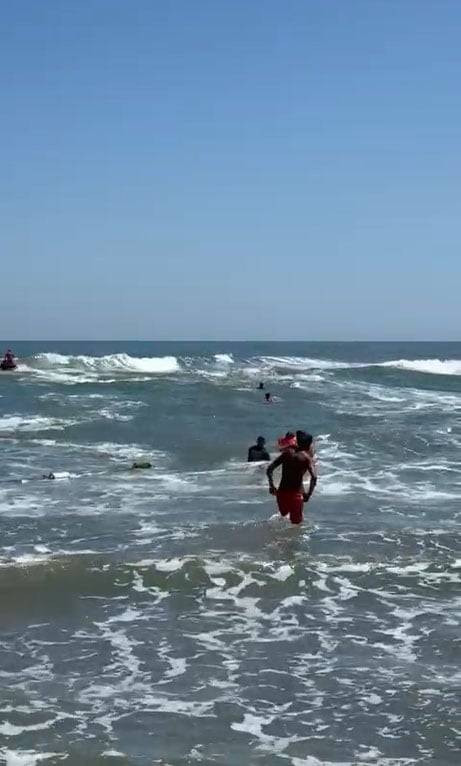 Dalgalar botu devirdi! Denizde can pazarı