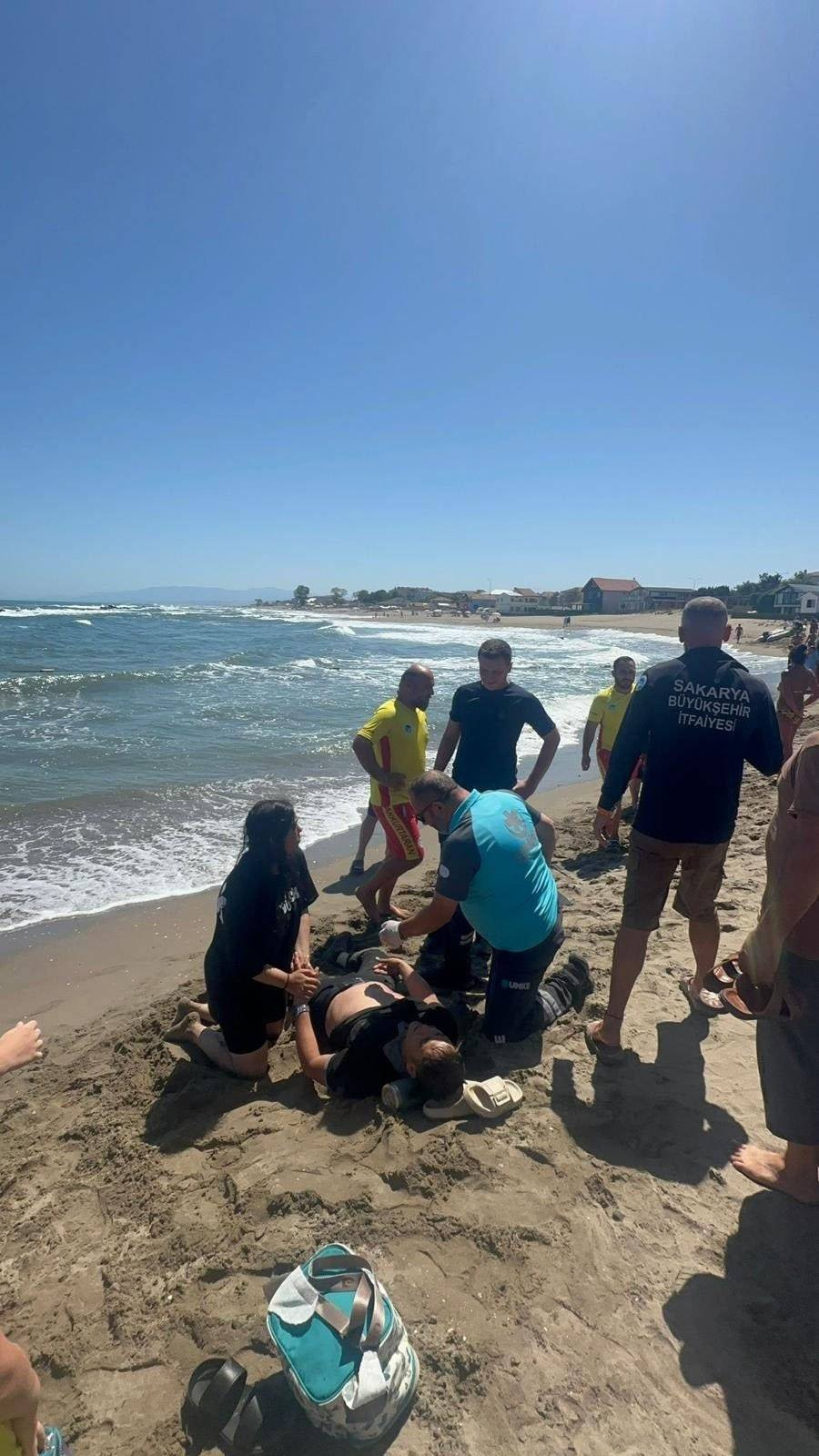 Dalgalar botu devirdi! Denizde can pazarı