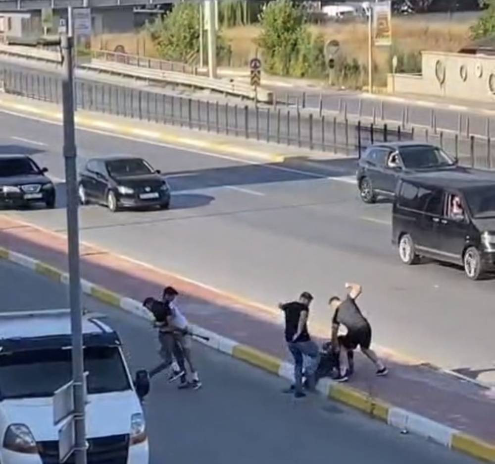 Trafikte çekiç ve sopalarla kavga