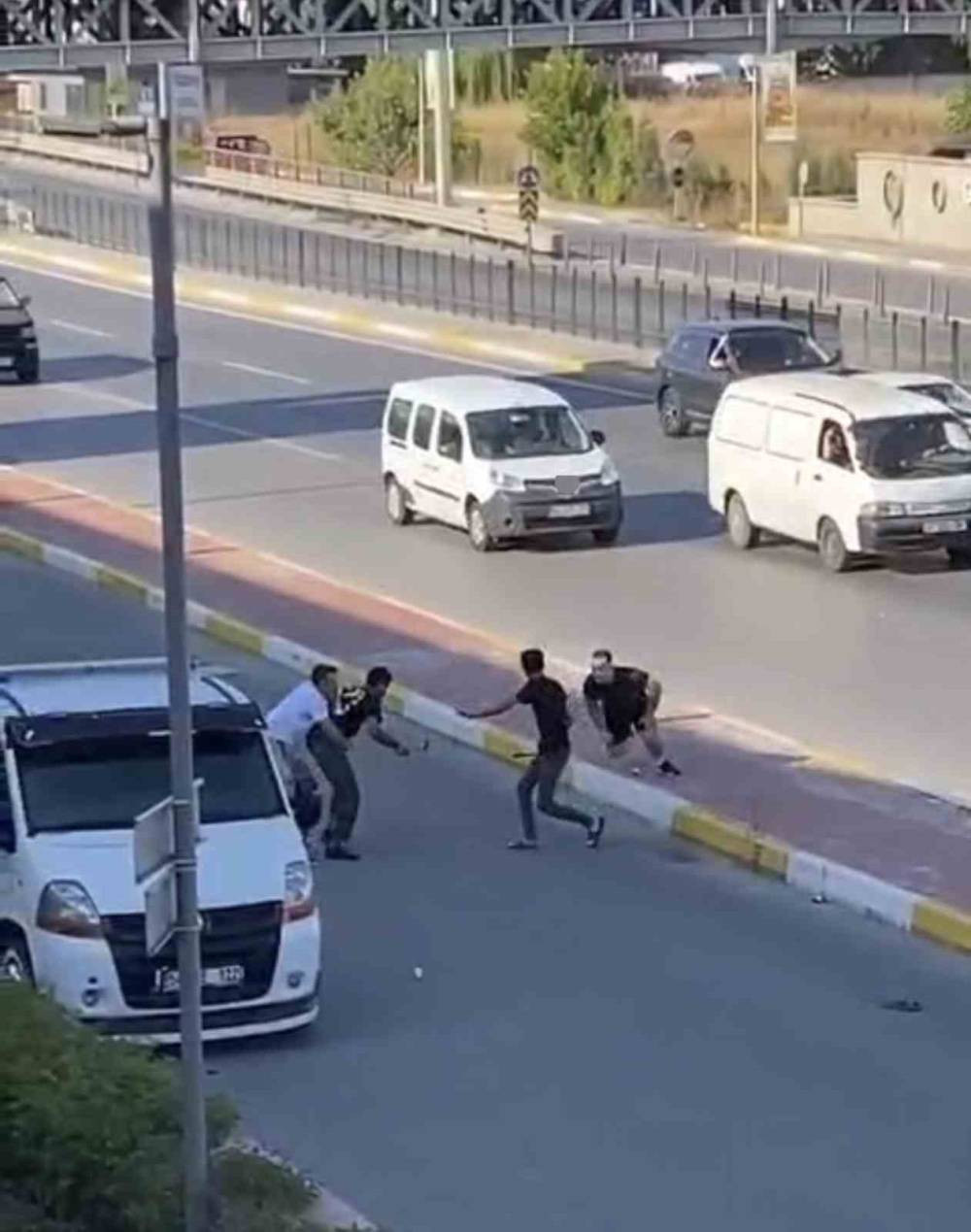 Trafikte çekiç ve sopalarla kavga