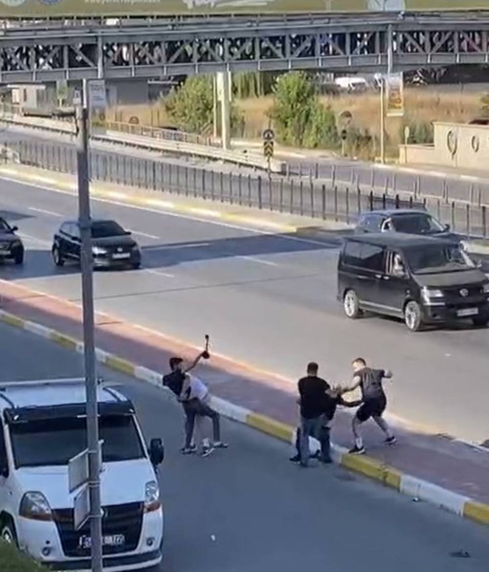 Trafikte çekiç ve sopalarla kavga