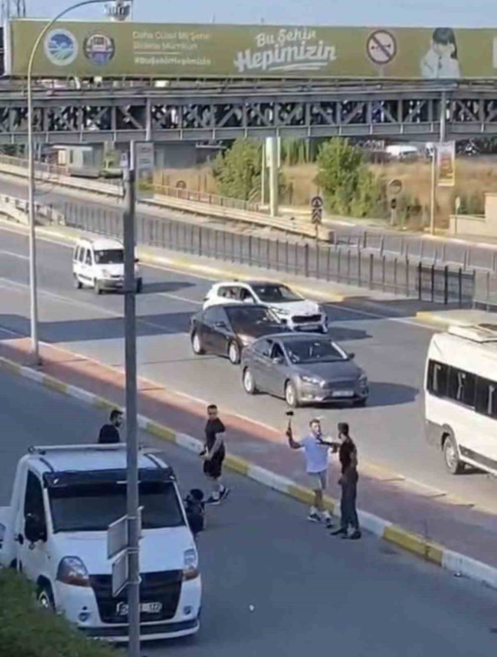 Trafikte çekiç ve sopalarla kavga