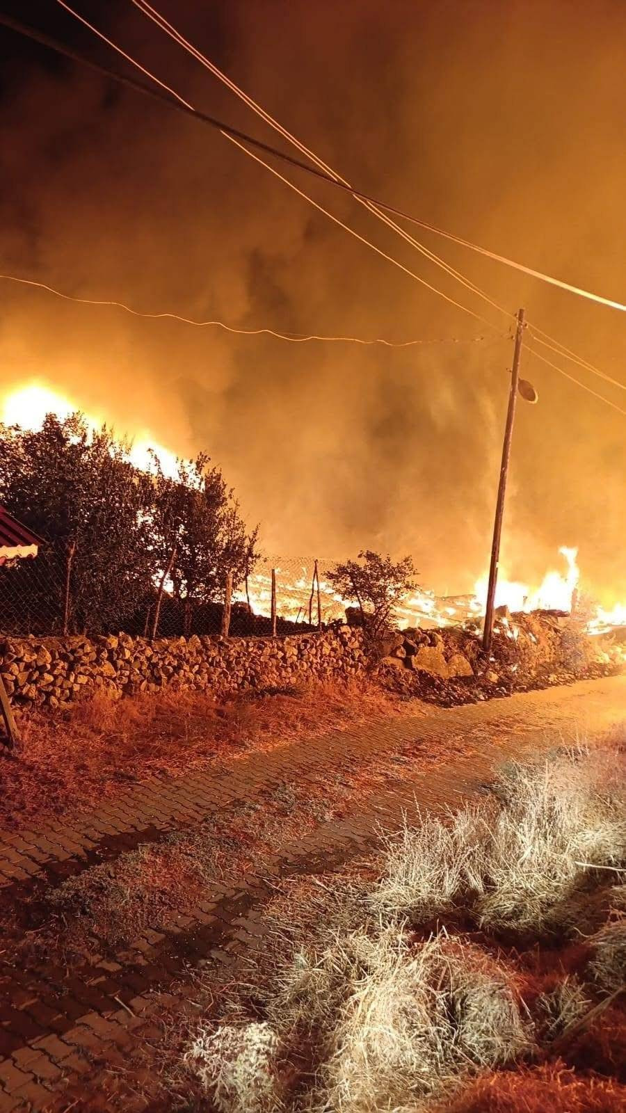 Çankırı’da gece yarısı facia! 6 ev kül oldu!