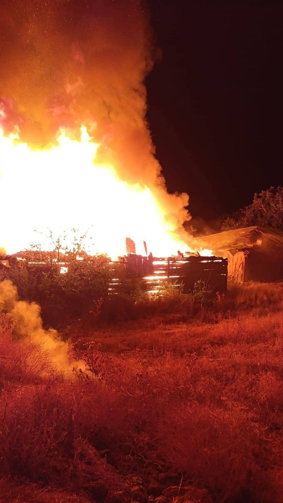 Çankırı’da gece yarısı facia! 6 ev kül oldu!