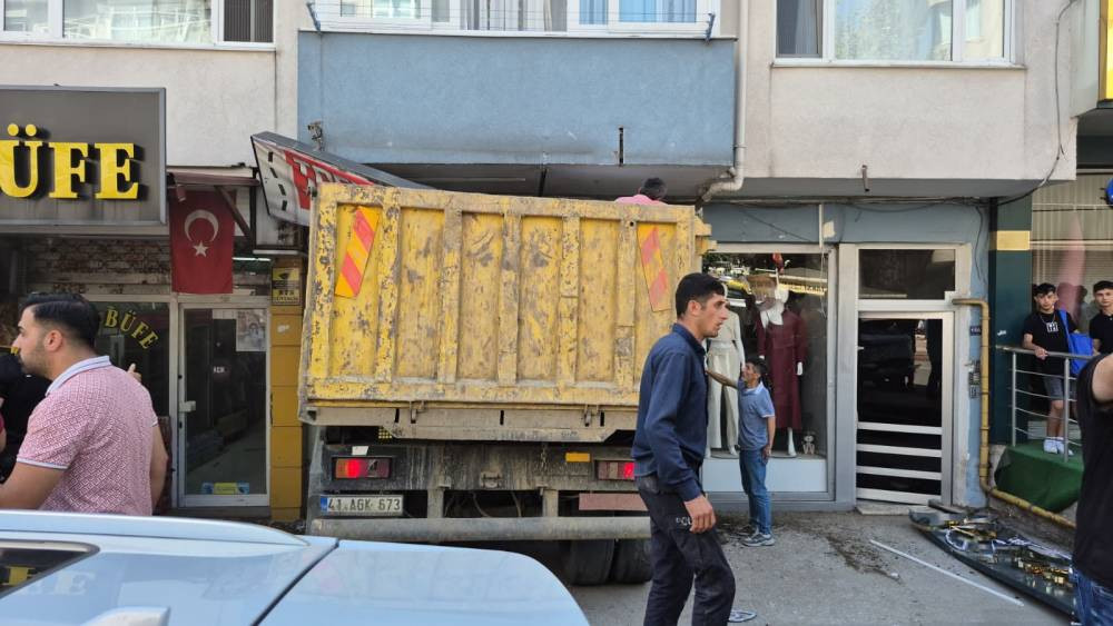 Zonguldak’ta kamyon dehşeti! Mağaza yerle bir oldu