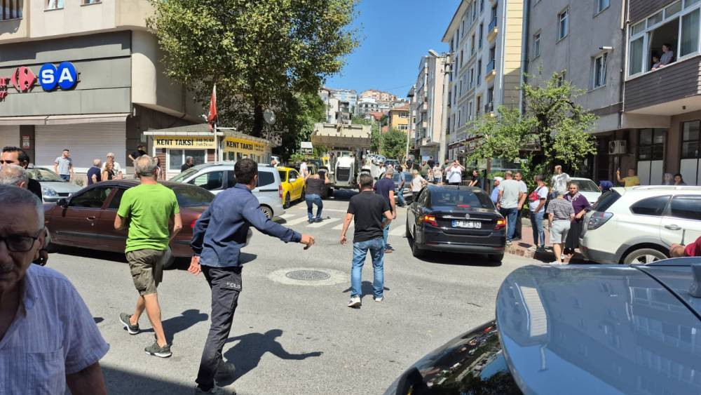 Zonguldak’ta kamyon dehşeti! Mağaza yerle bir oldu