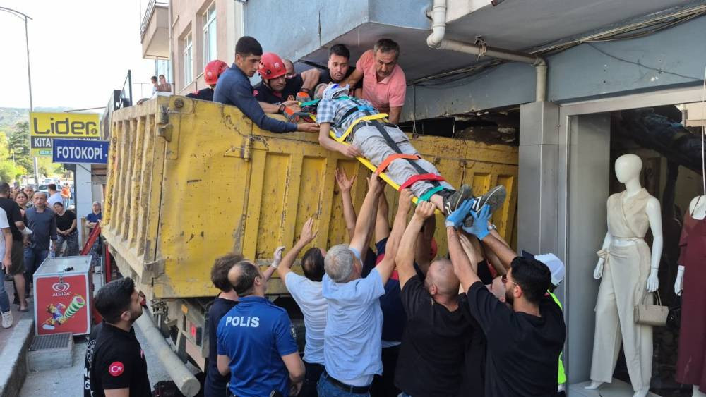 Zonguldak’ta kamyon dehşeti! Mağaza yerle bir oldu