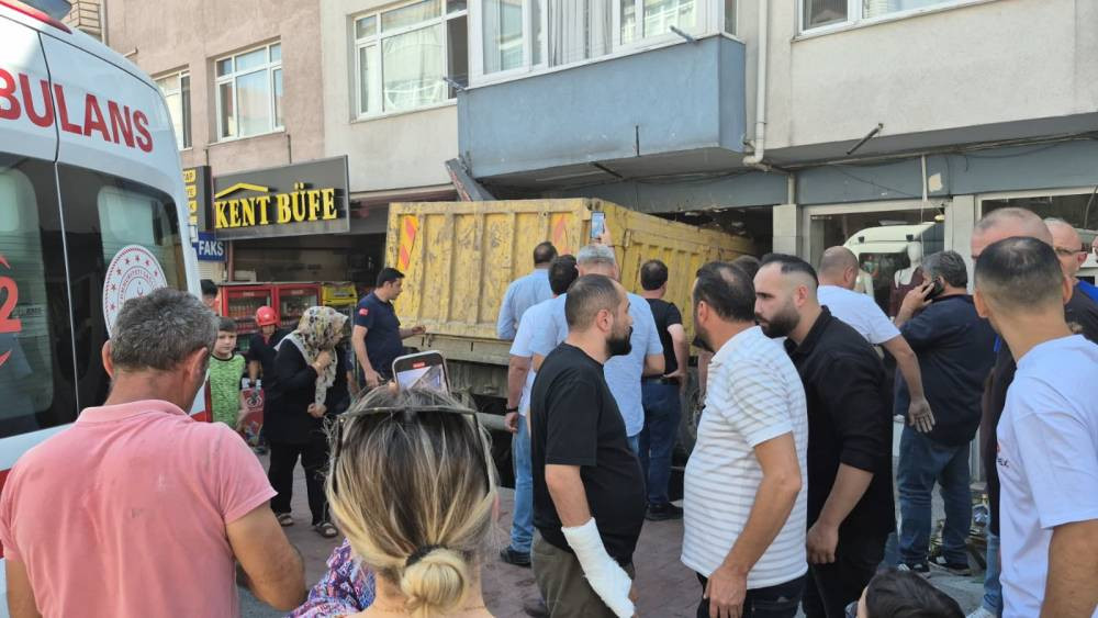 Zonguldak’ta kamyon dehşeti! Mağaza yerle bir oldu