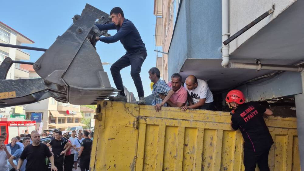 Zonguldak’ta kamyon dehşeti! Mağaza yerle bir oldu