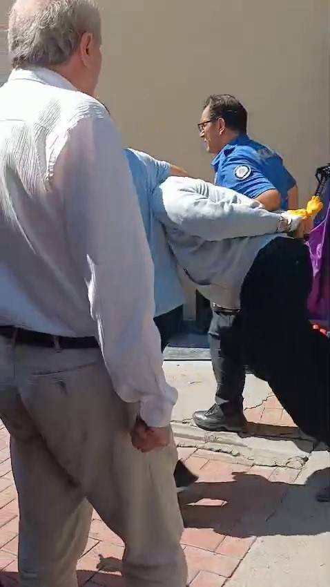 Dakikalarca yerde dayak yedi! Polis son anda kurtardı: Karabük'te maskeli soyguncu silah görünce yere yattı