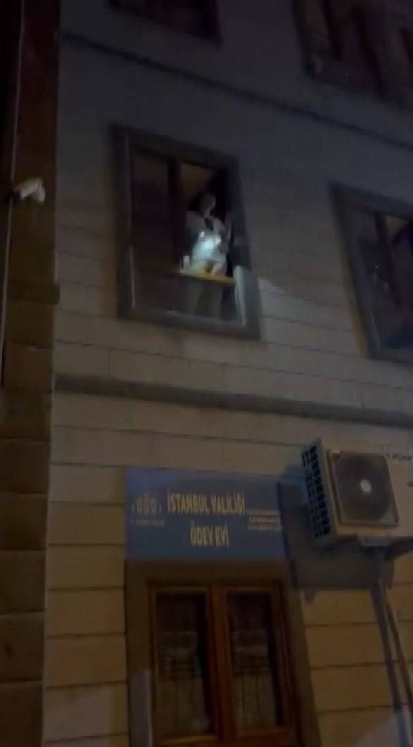 İstanbul’da korku dolu anlar! Cami kapısını taşla kırdı: Mahalleyi ayağa kaldırdı