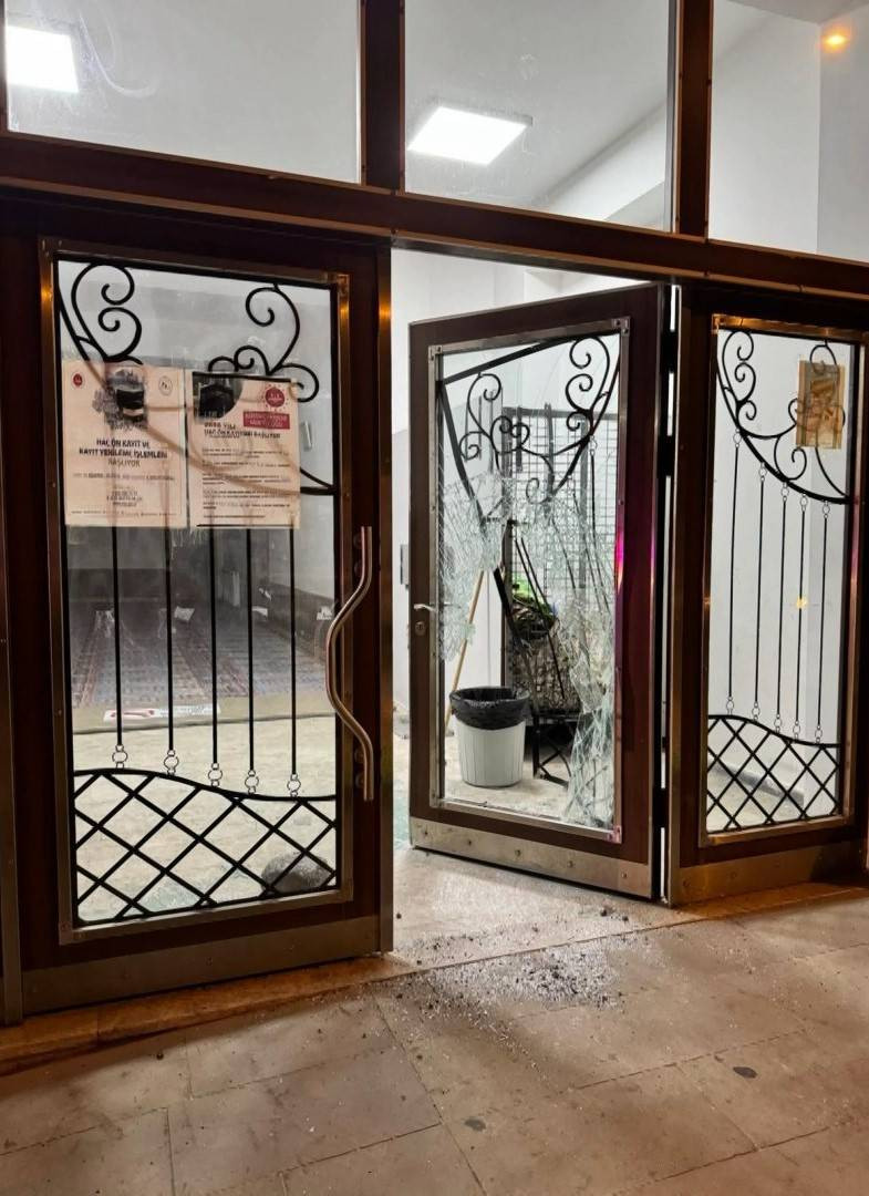 İstanbul’da korku dolu anlar! Cami kapısını taşla kırdı: Mahalleyi ayağa kaldırdı