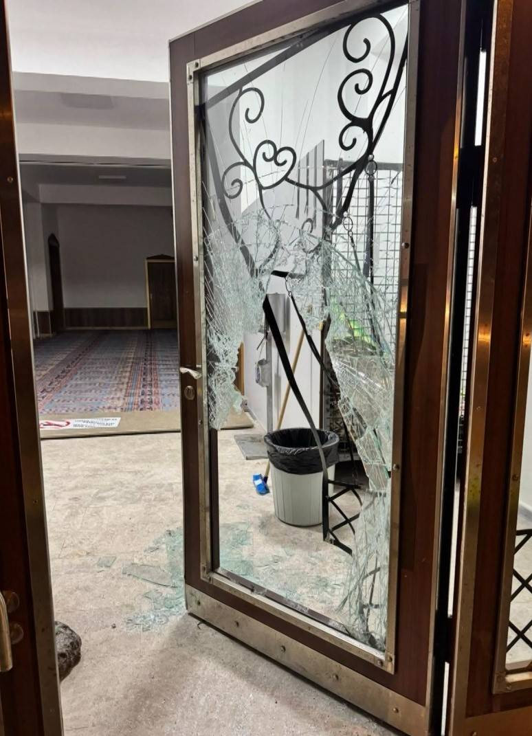 İstanbul’da korku dolu anlar! Cami kapısını taşla kırdı: Mahalleyi ayağa kaldırdı