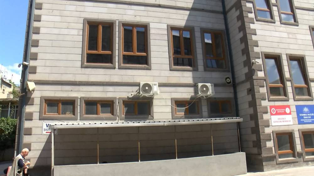 İstanbul’da korku dolu anlar! Cami kapısını taşla kırdı: Mahalleyi ayağa kaldırdı