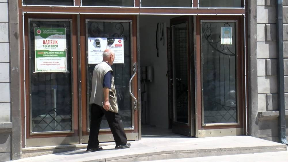 İstanbul’da korku dolu anlar! Cami kapısını taşla kırdı: Mahalleyi ayağa kaldırdı