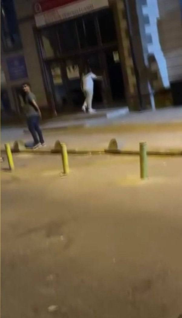 İstanbul’da korku dolu anlar! Cami kapısını taşla kırdı: Mahalleyi ayağa kaldırdı