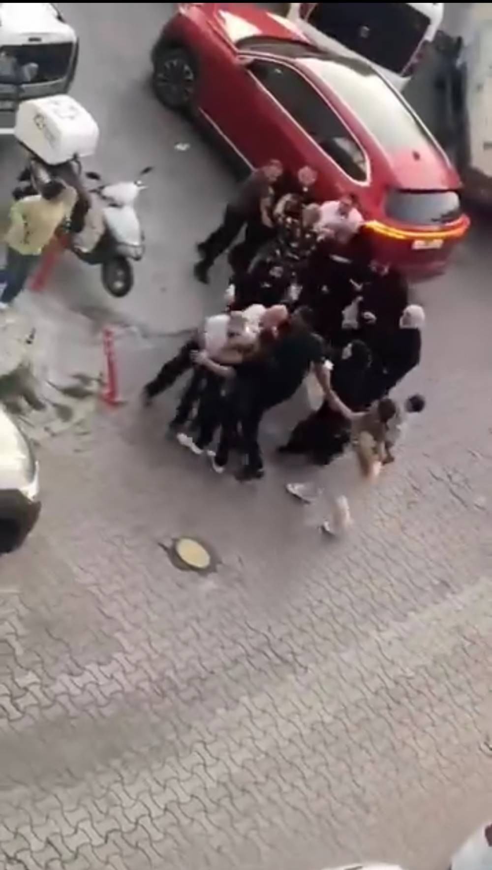 İstanbul’da sokak ortasında meydan kavgası