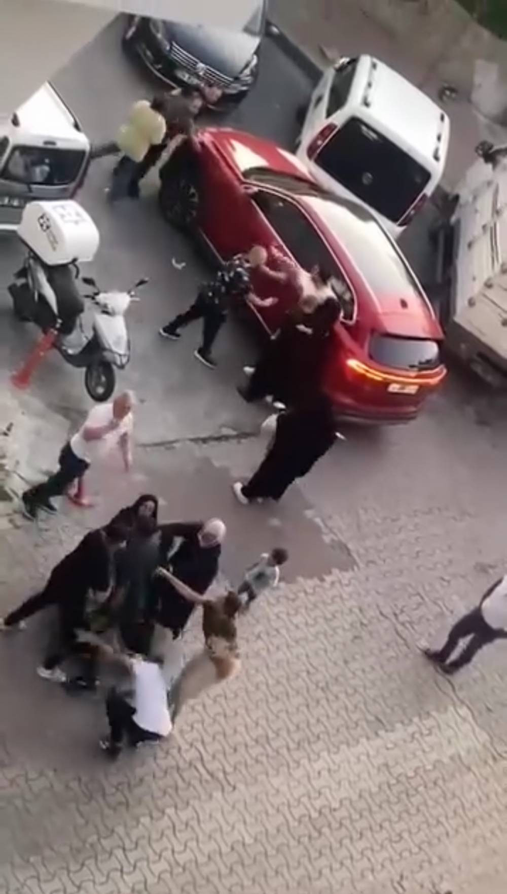 İstanbul’da sokak ortasında meydan kavgası