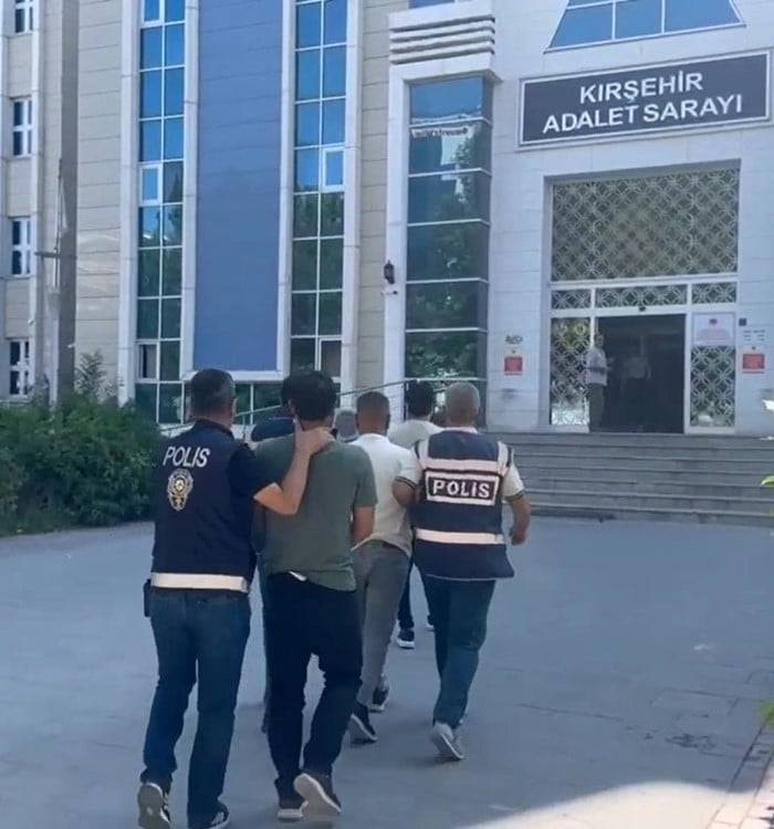 Polis gibi davrandılar, gerçek polisler tarafından yakalandılar! 1 milyon liralık vurgun