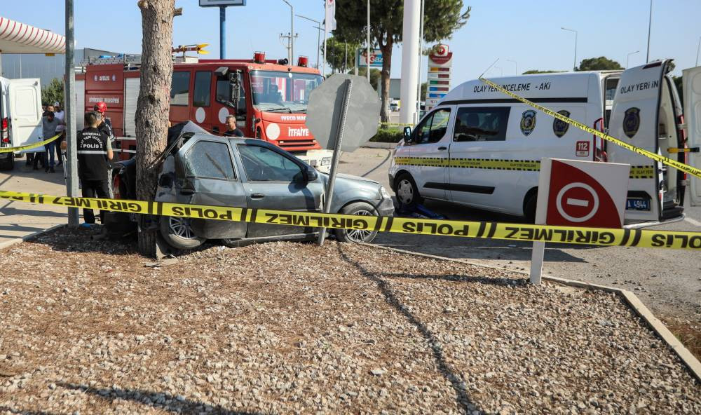 Antalya'da savrulan araç tabelaya ve ağaca Çarptı! Kaza yerinde dehşet: Ok gibi saplandı