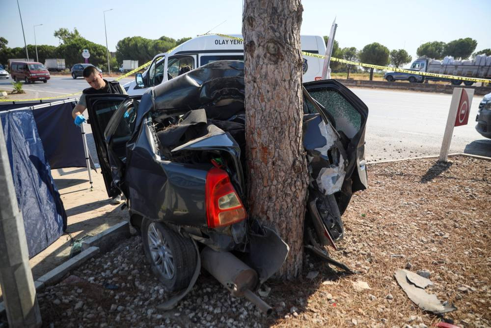 Antalya'da savrulan araç tabelaya ve ağaca Çarptı! Kaza yerinde dehşet: Ok gibi saplandı