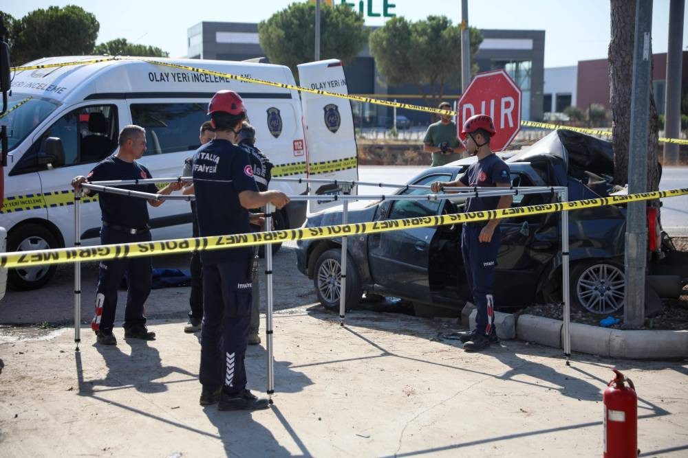 Antalya'da savrulan araç tabelaya ve ağaca Çarptı! Kaza yerinde dehşet: Ok gibi saplandı