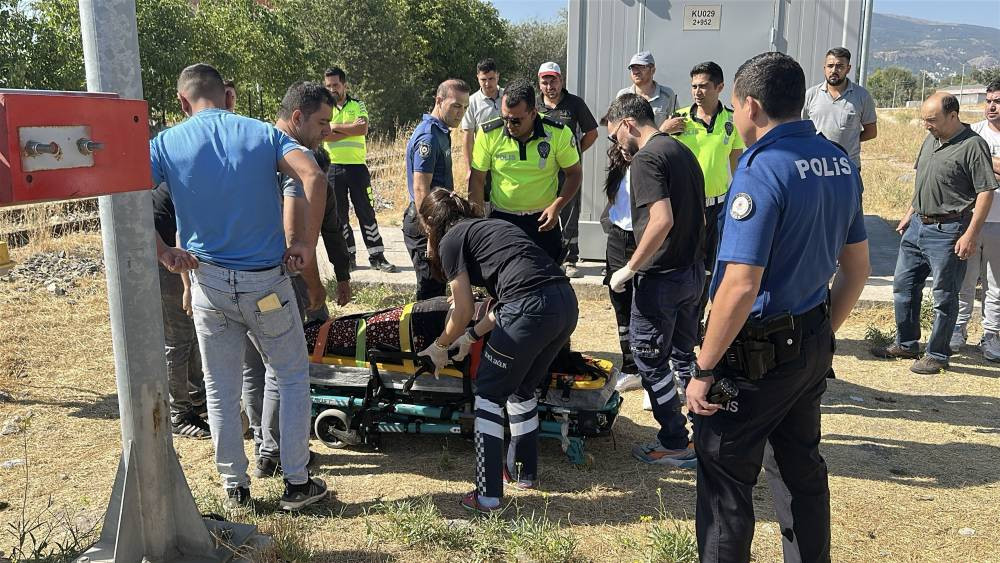 Hemzemin geçitte facia! Kadın savruldu