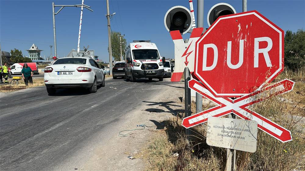 Hemzemin geçitte facia! Kadın savruldu