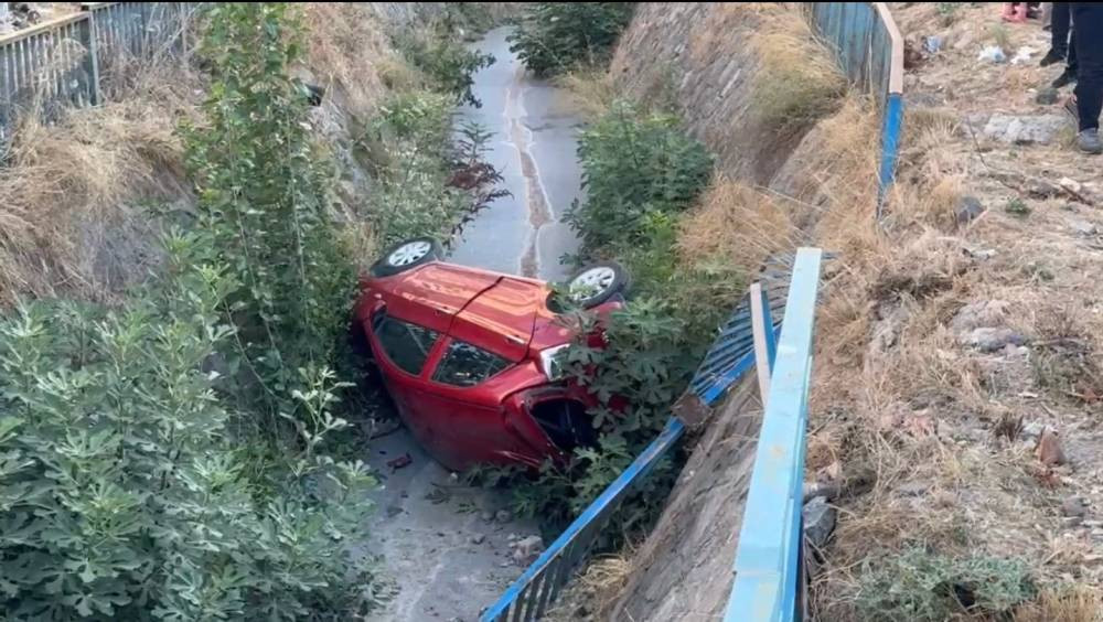 Çarpışmanın şiddeti aracı dere yatağına sürükledi! İstanbul'da şok kaza