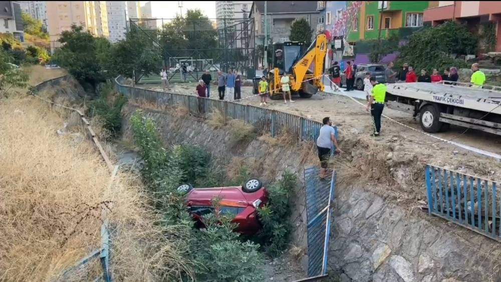Çarpışmanın şiddeti aracı dere yatağına sürükledi! İstanbul'da şok kaza
