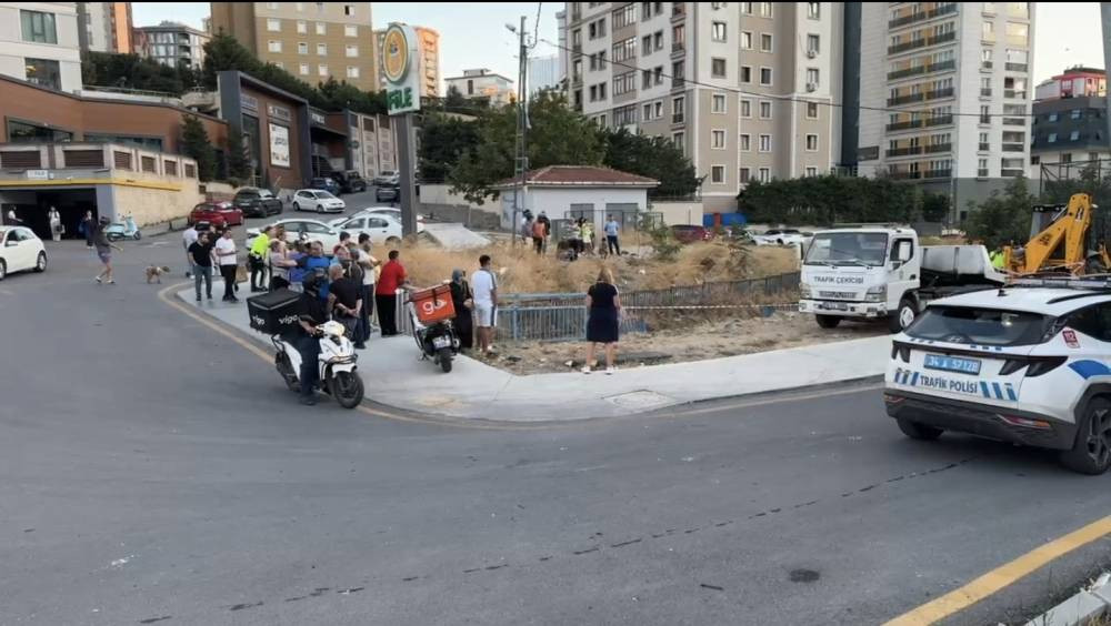 Çarpışmanın şiddeti aracı dere yatağına sürükledi! İstanbul'da şok kaza