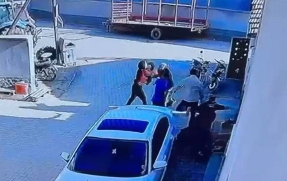 Konya’da saç saça baş başa kavga! Komşular ayırmakta güçlük çekti