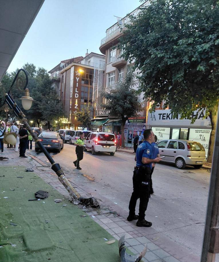 Kütahya’da alkollü sürücü dehşet saçtı! Yayalar saniyelerle kurtuldu