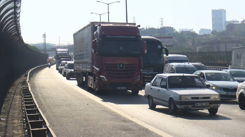 Dün kamyon, bugün kamyonet! TEM’de peş peşe kazalar