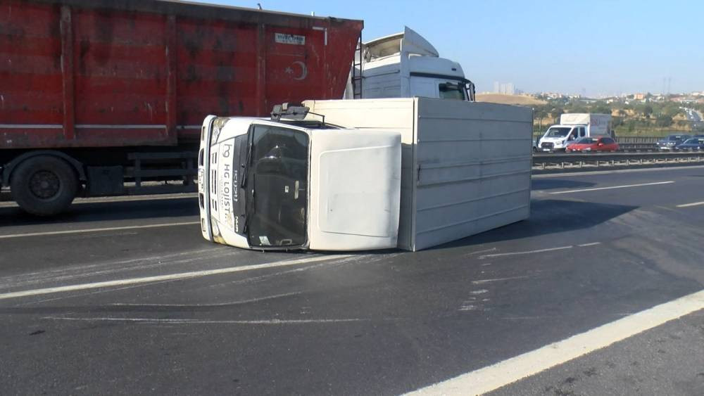 Dün kamyon, bugün kamyonet! TEM’de peş peşe kazalar