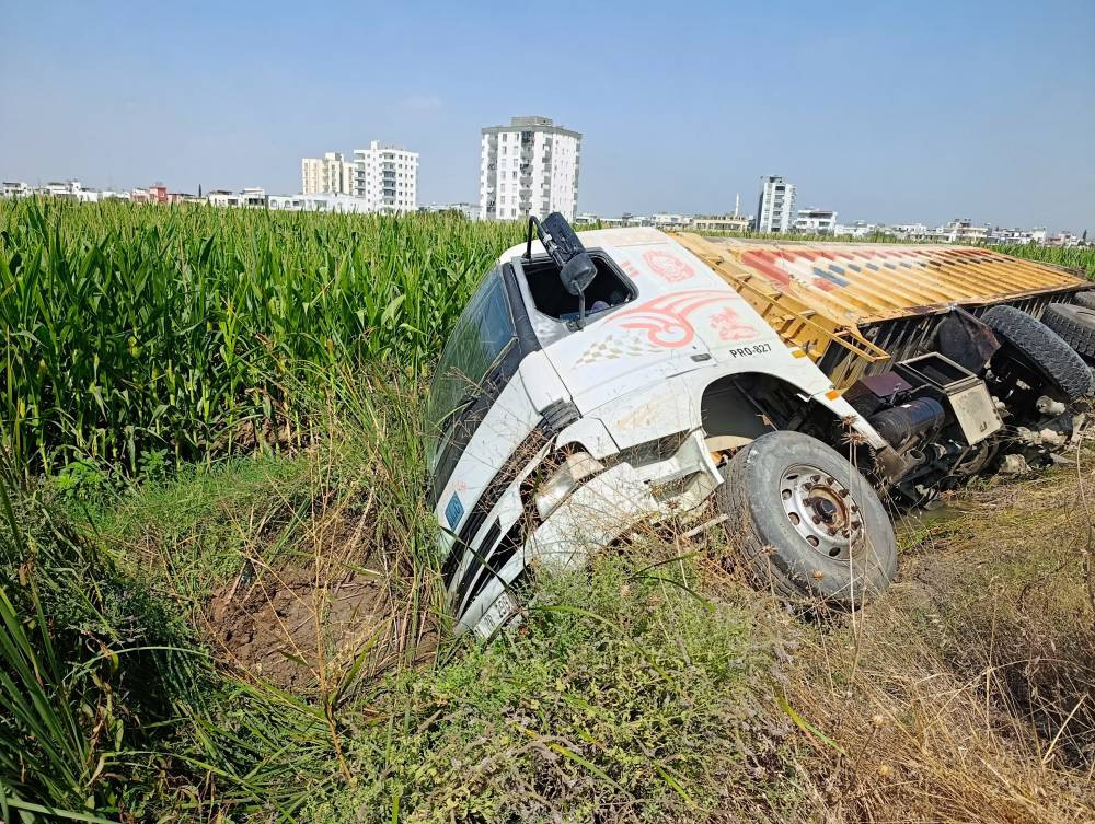 Adana’da tanker sürücü dehşeti yaşattı! Karı-koca yaralandı: Kamyon devrildi