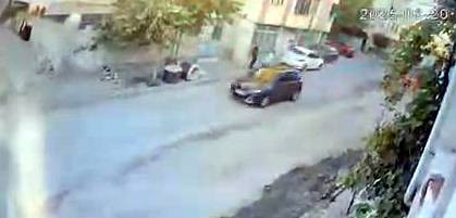 İstanbul'da kamyona yol verirken kaza yaptı, hızla kaçtı!