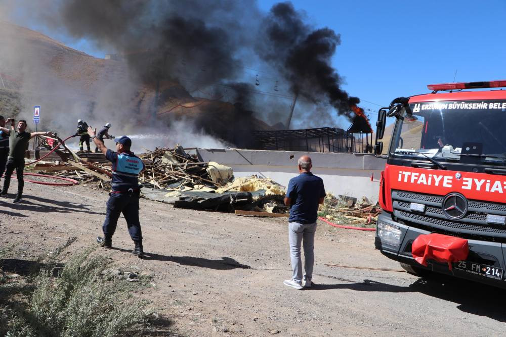 Palandöken’de sosyal tesiste korku dolu anlar! Alevler kafeteryayı yuttu