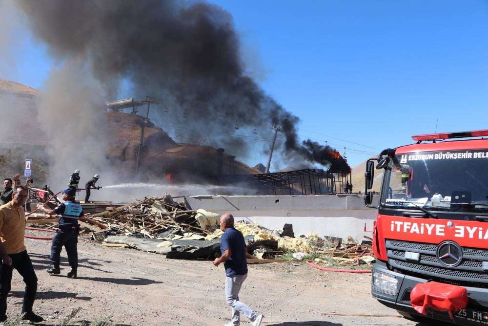 Palandöken’de sosyal tesiste korku dolu anlar! Alevler kafeteryayı yuttu
