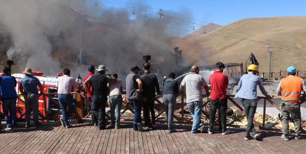 Palandöken’de sosyal tesiste korku dolu anlar! Alevler kafeteryayı yuttu