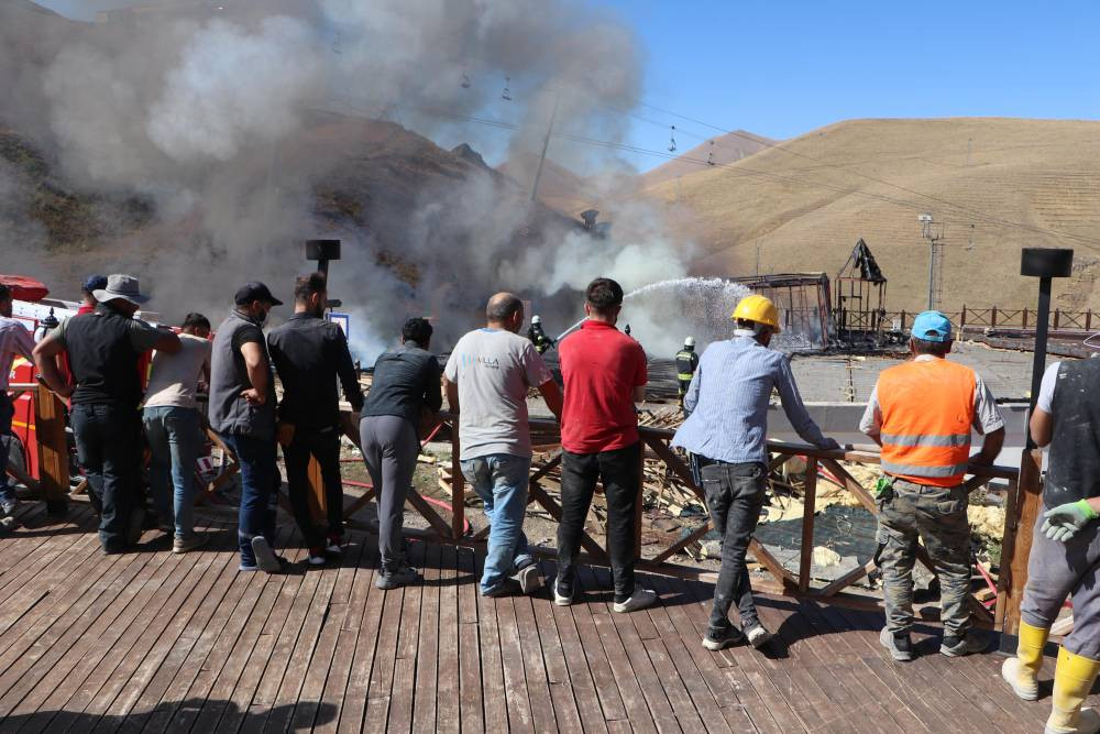 Palandöken’de sosyal tesiste korku dolu anlar! Alevler kafeteryayı yuttu