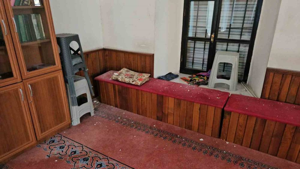 Sındırgı’da deprem tarihi camiyi vurdu!