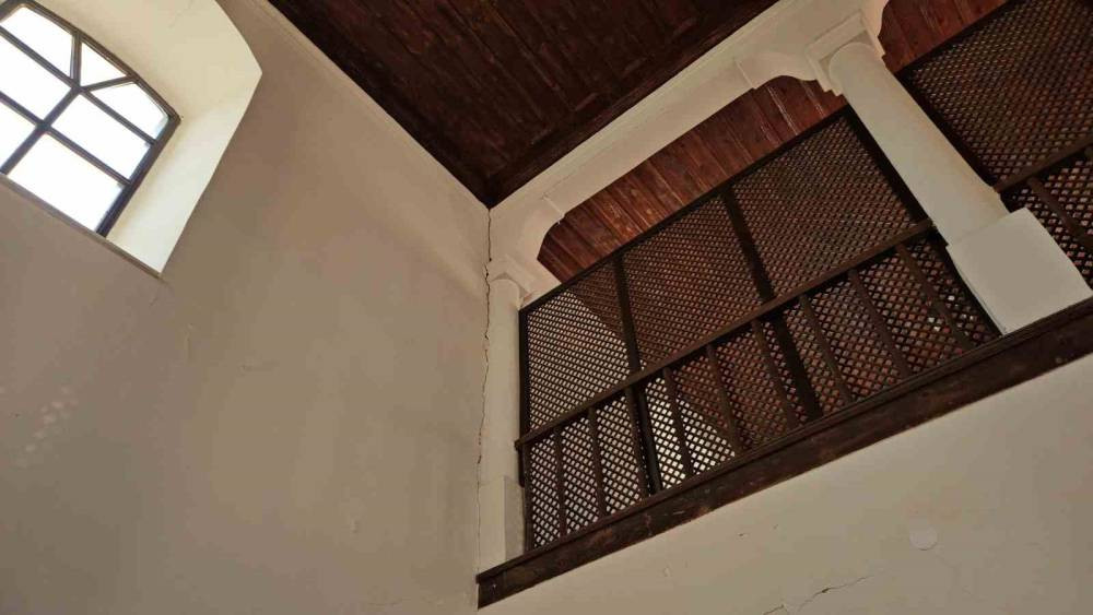 Sındırgı’da deprem tarihi camiyi vurdu!