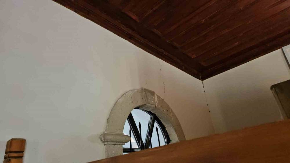 Sındırgı’da deprem tarihi camiyi vurdu!