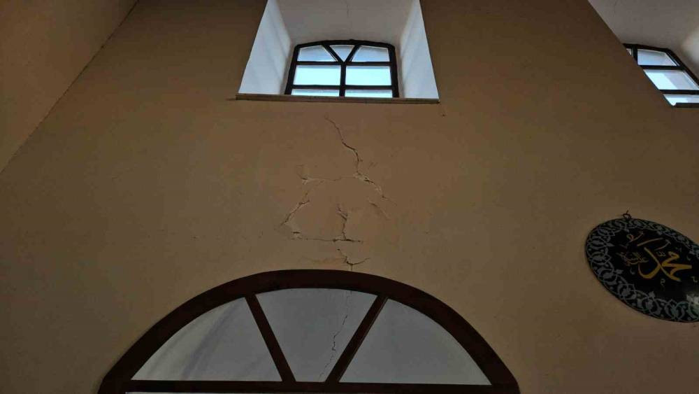 Sındırgı’da deprem tarihi camiyi vurdu!