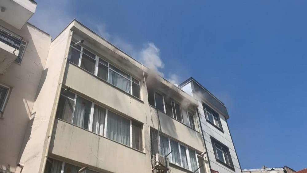 Beşiktaş’ta üçüncü katta yangın paniği